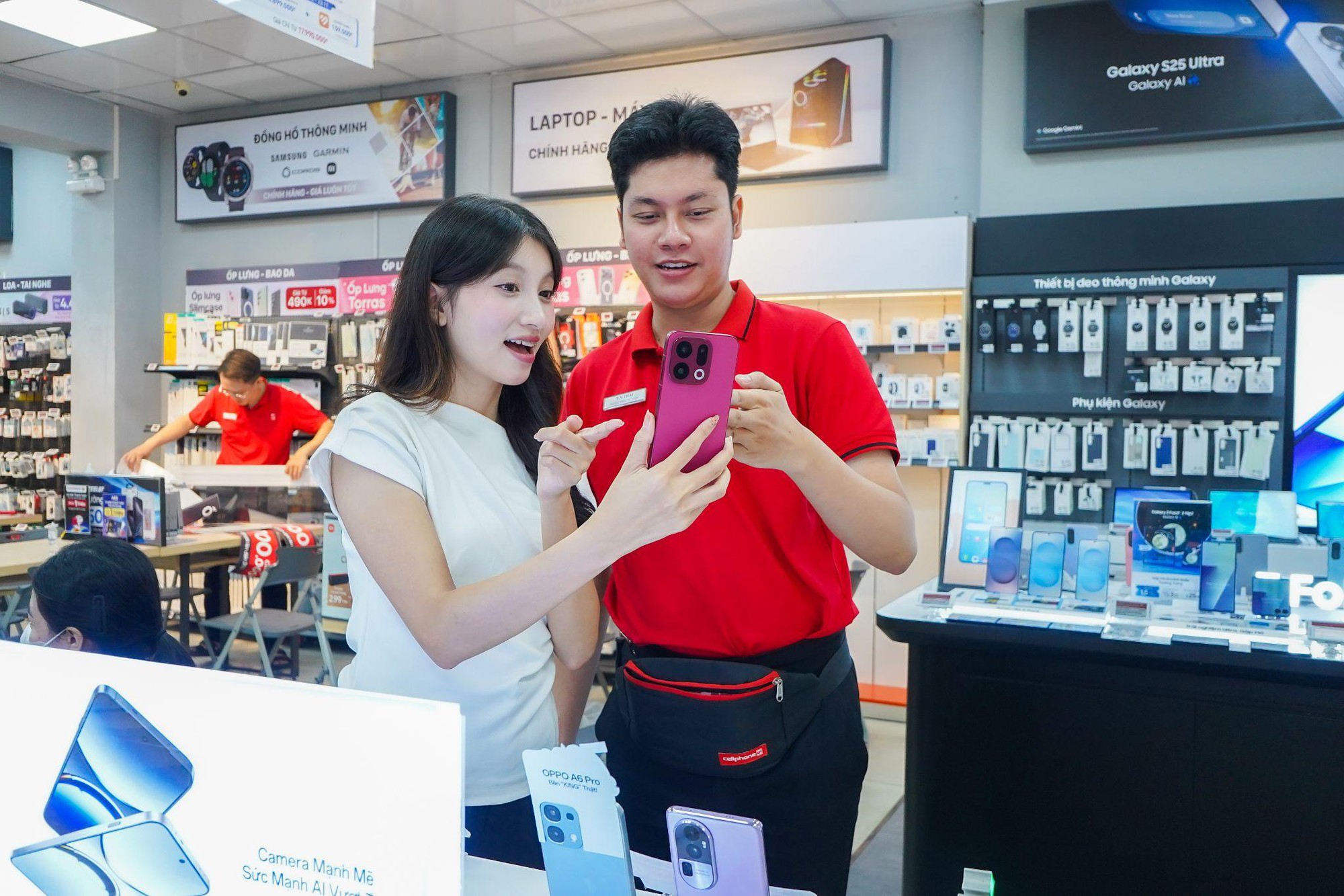 Trải nghiệm Oppo Find X9 mới tại cửa hàng Khách hàng trải nghiệm Oppo Find X9 mới tại cửa hàng